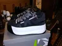 Кроссовки женские