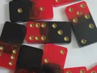 Домино ручной работы из эпоксидной смолы.