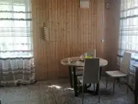 Пол дома,соседи изолированны не слышно,не видно,стены толстые красный кирпич,напротив озеро, фотография 10