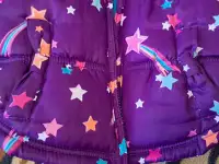 Куртка-жилетка фиолетовая в звезды на флисе на девочку, на 6-8лет, б.у, фотография 2