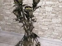 Ваза с розами из металла ручной работы, фотография 3
