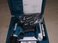 Дрель-шуруповерт Makita DF488DWE