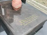 Изготовление памятников и благоустройство мест захоронения