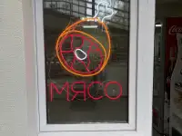 Вывеска неоновая на окно