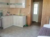Пол дома,соседи изолированны не слышно,не видно,стены толстые красный кирпич,напротив озеро, фотография 7