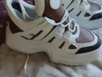 Женские кроссовки