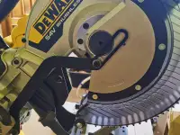 Торцовочная аккумуляторная пила DeWALT DCS781N., фотография 1