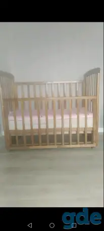 Продам детскую кроватку с маятником и двумя матрасами. 100р., фотография 2