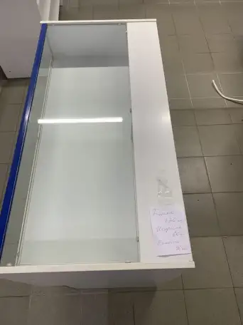 Стеклянные витрины, столы, металлические стеллажи, фотография 4