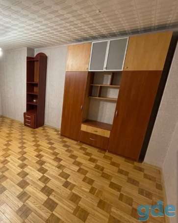 Продам. цену предлагайте! срочно) есть столы шкафы ковры все есть... диваны и тд. звоните по номеру., фотография 2