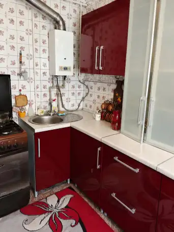 Кухня из акрила в цвете бургунди ( размеры 4 м на 1,1м), фотография 1