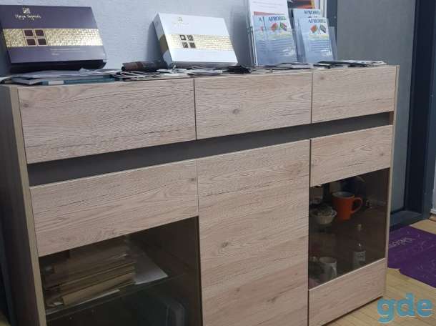 Продам  ,стол,сделанный под заказ,2 стула,пристегнут полку,камод - дверки с даводчиками, фотография 1