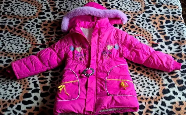 Куртка розовая с мехом на 4-6лет с капюшоном, б.у, фотография 2