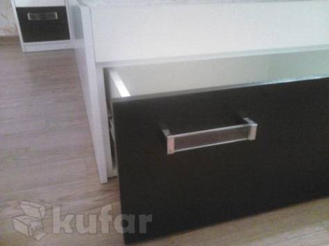 Большая кровать с прикроватными тумбами, фотография 3