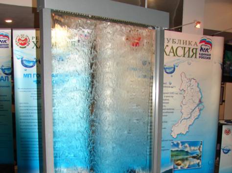 Водопады по стеклу и зеркалу в Бресте, фотография 2