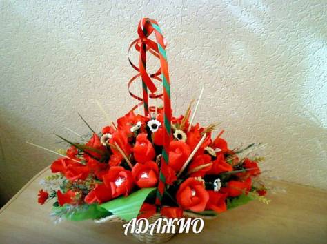Корзинки из цветов с конфетами., фотография 1