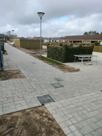 Рабочий на укладку тротуарной плитки в жилых районах и промзонах в ДАНИИ, фотография 1