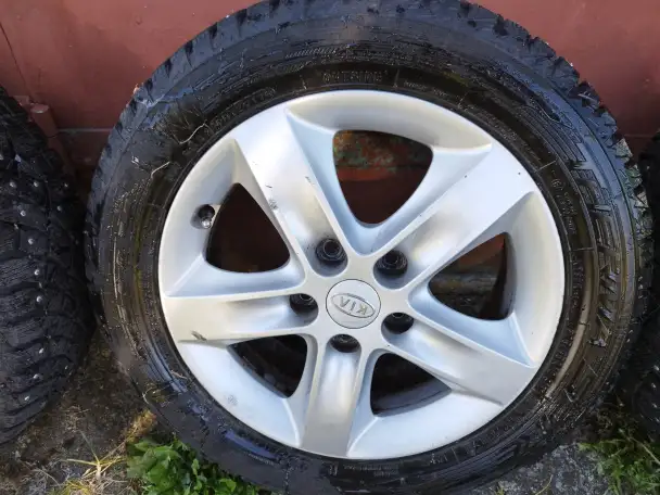 Диски с шипованой резиной. R16 205x65. Стояли на kia seed. Оригинал., фотография 4