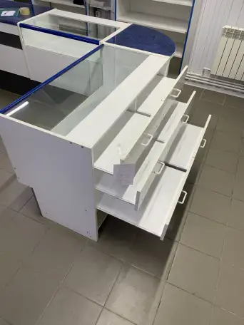 Стеклянные витрины, столы, металлические стеллажи, фотография 9
