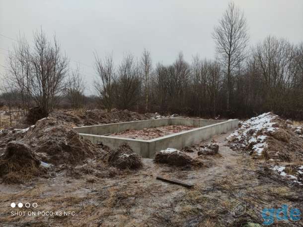 Участок с фундаментом Кристамполье на берегу озера, лес по участку, фотография 2