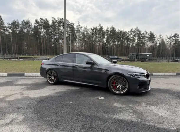 Предлагаю приобрести легендарный седан BMW M5 в кузове F90. Автомобиль находится в идеальном состоянии  это фактически, фотография 3