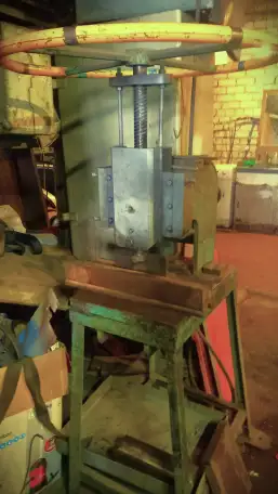 Пресс ручной винтовой для гибки и резки листового металла, фотография 1