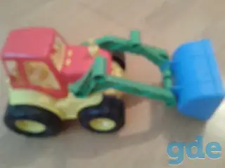Игрушка большой пластмассовый трактор, фотография 1