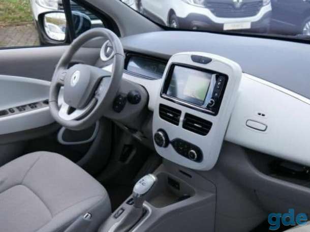 Мощный электромобиль RENAULT ZOE в чёрном цвете, фотография 2