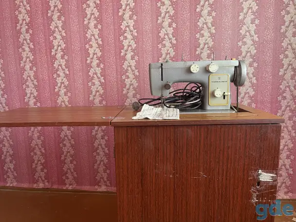 Продам швейную машинку ножную механическую б/у. Недорого, фотография 4