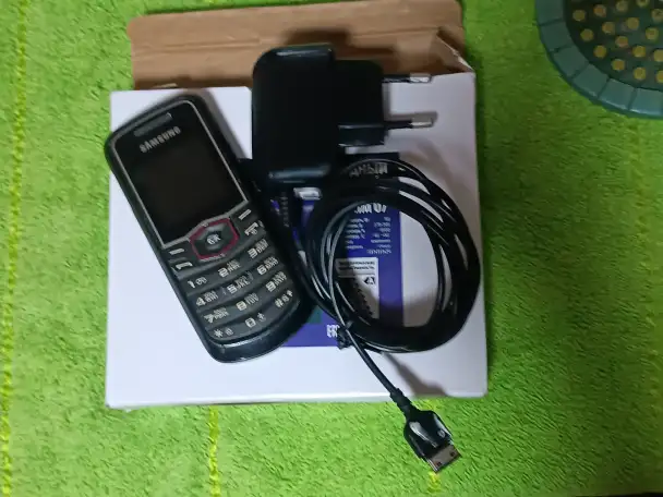 Samsung кнопочный GT-E1081T работает есть комплект, фотография 1