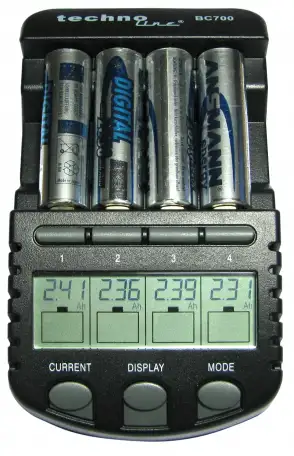 интеллектуальное зарядное устройствоTechnoLine BC-700, фотография 1