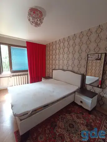 Кровать двуспальная с матрасом и тумбочками, фотография 1