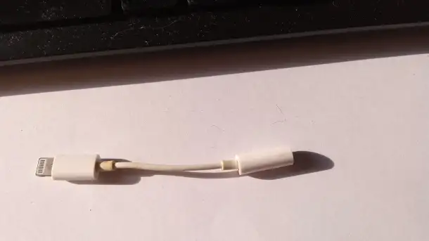 Адаптер Apple Lightning - Jack 3.5 мм, фотография 3