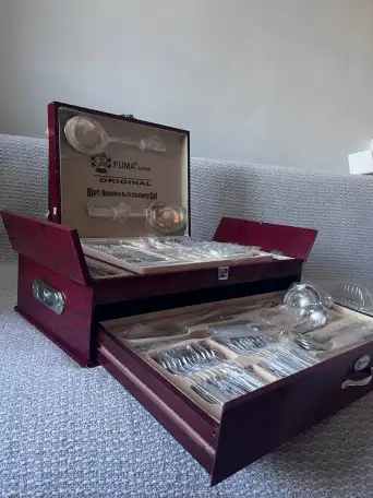Продам набор столовой посуды в кейсе. 86 предметов, нержавеющая сталь 1810. Производство FUMA, Япония, фотография 3