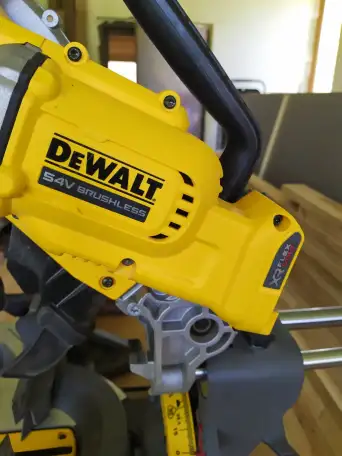 Торцовочная аккумуляторная пила DeWALT DCS781N., фотография 2