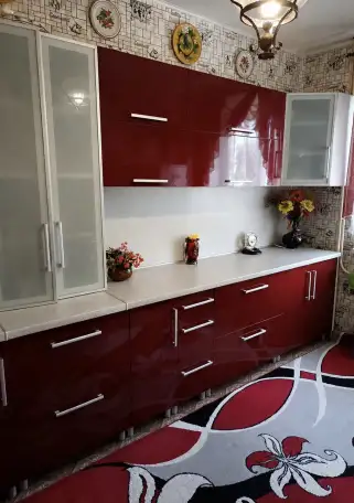 Кухня из акрила в цвете бургунди ( размеры 4 м на 1,1м), фотография 2