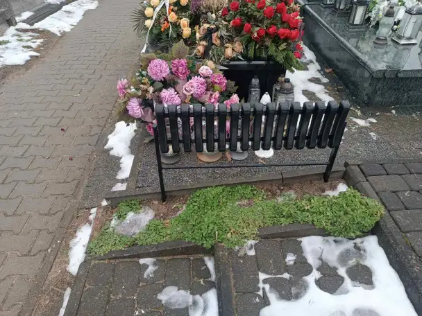 Скамейка на кладбище, фотография 3