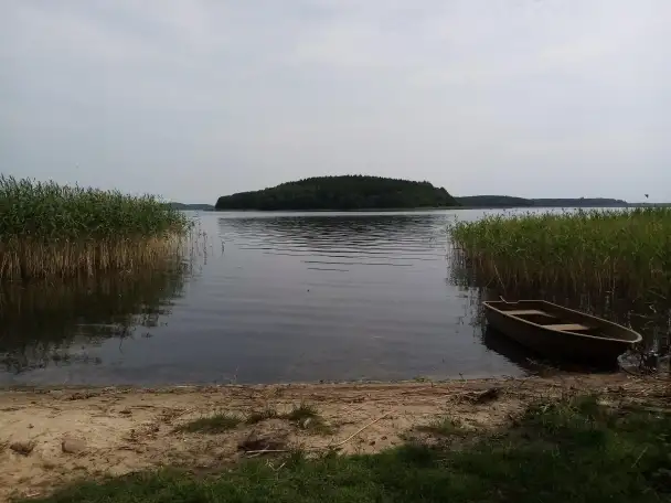Уютный домик на берегу озера с мангалом и лодкой, посуточно., фотография 1