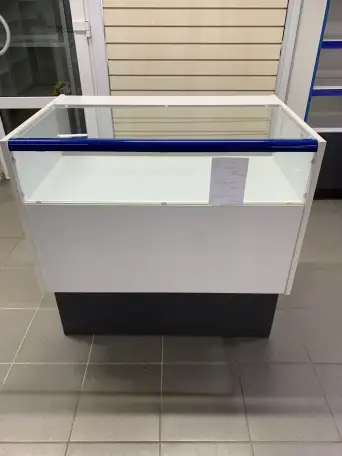 Стеклянные витрины, столы, металлические стеллажи, фотография 6