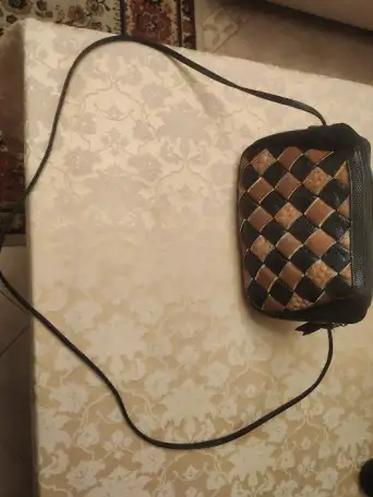 Продам две дамские сумочки черного цвета из натуральной кожи, с несъемным плечевым ремнем., фотография 4