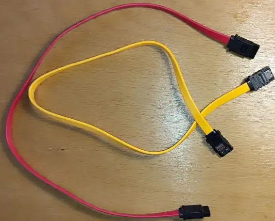 Интерфейсные жёлтый и красный кабеля SATA, фотография 1