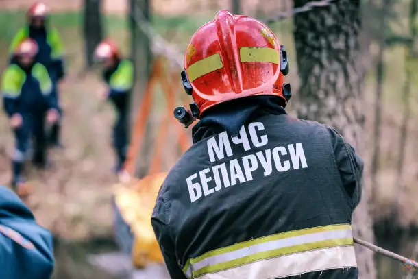 Спасатель-пожарный Партизанского районного отдела по чрезвычайным ситуациям, фотография 1