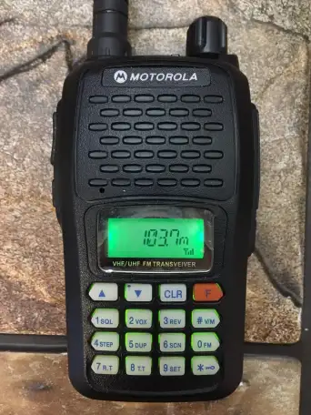 Рация Motorola SMP 818 UHF, LPD дальнего радиуса, фотография 1
