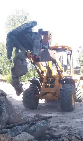 Погрузочно-разгрузочные работы погрузчиком Амкодор 342C4 с вилами, фотография 1
