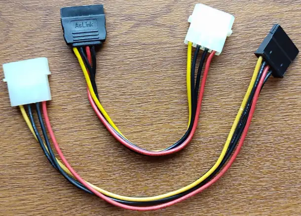 Переходник Molex-SATA, фотография 1