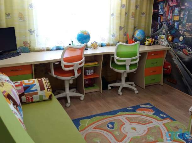 Двойной стол, шкаф с антресолью , полки, фотография 5