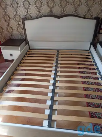 Кровать двуспальная с матрасом и тумбочками, фотография 2