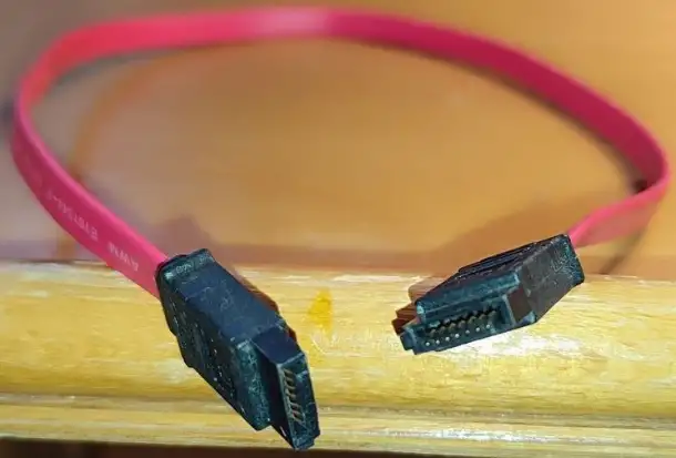 Интерфейсные жёлтый и красный кабеля SATA, фотография 2