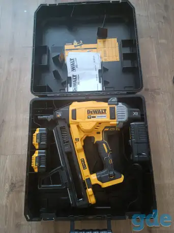 Монтажный нейлер (гвоздезабивной пистолет по бетону )DeWALT DCN890N 18V с двумя  аккумуляторами и зарядным устройством, фотография 3