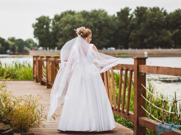 Свадебное атласное платье, фотография 1